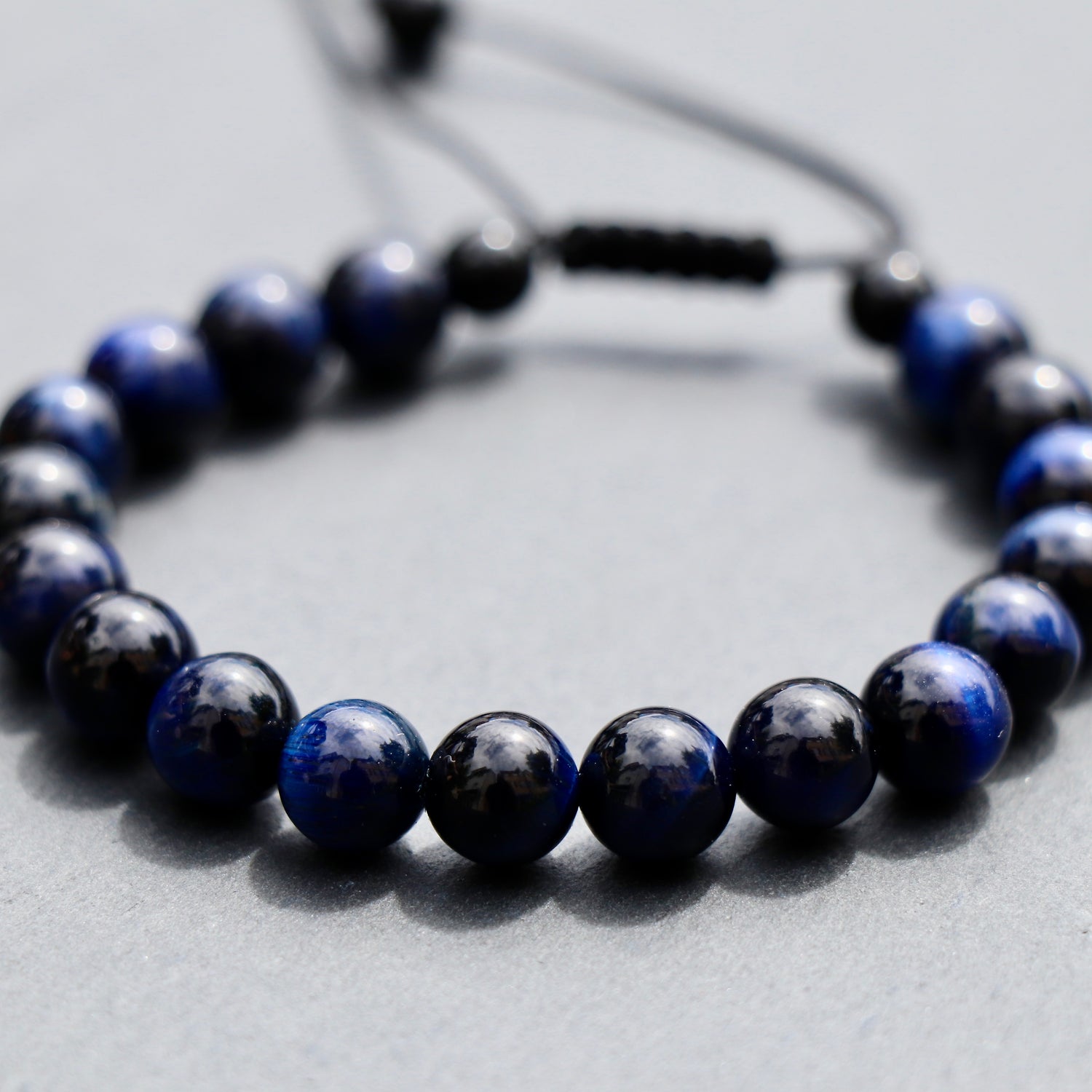 Handgemachtes blaues Tigeraugen-Perlenarmband 8mm mit Schwarzem Makramee-Verschluss