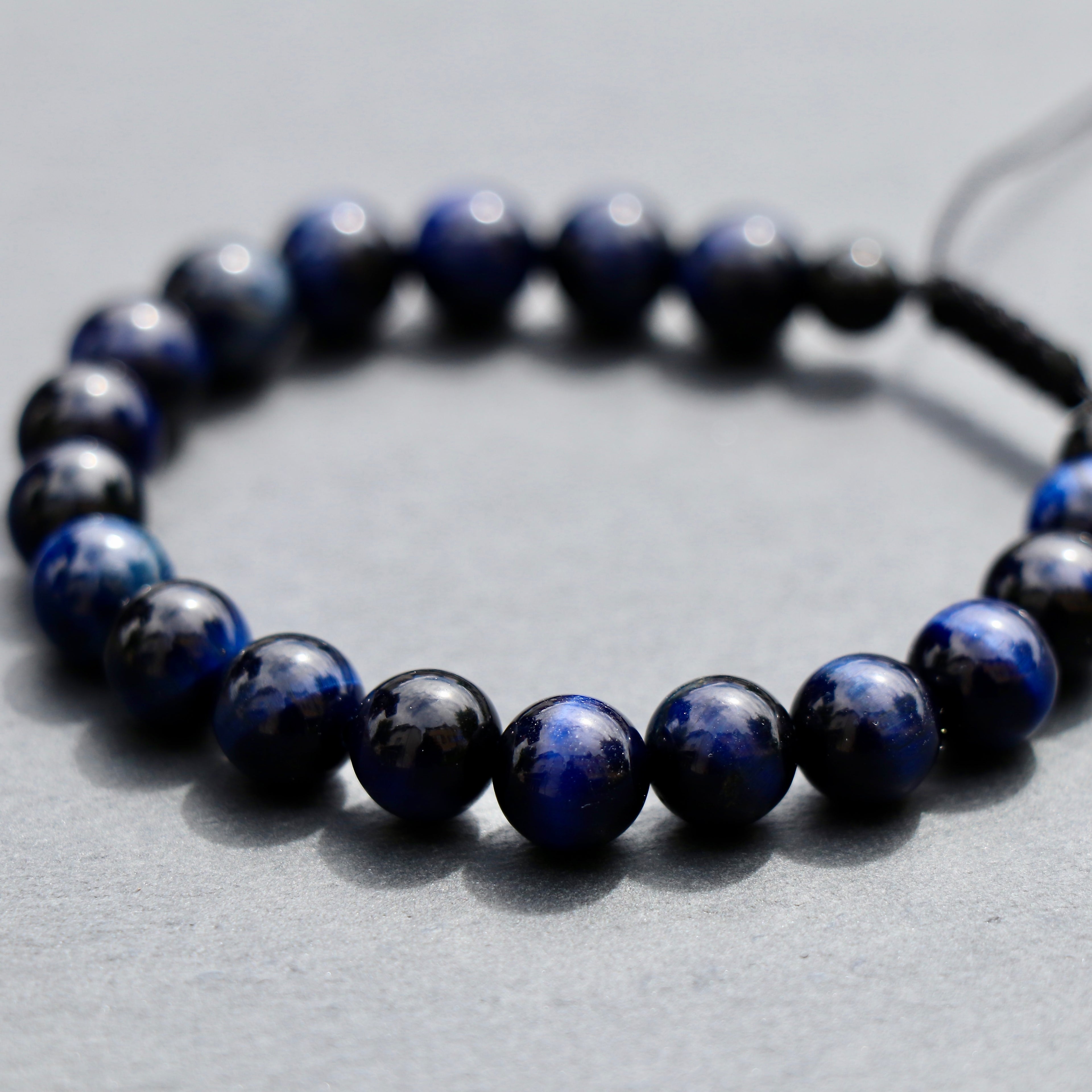 Handgemachtes blaues Tigeraugen-Perlenarmband 8mm mit Schwarzem Makramee-Verschluss