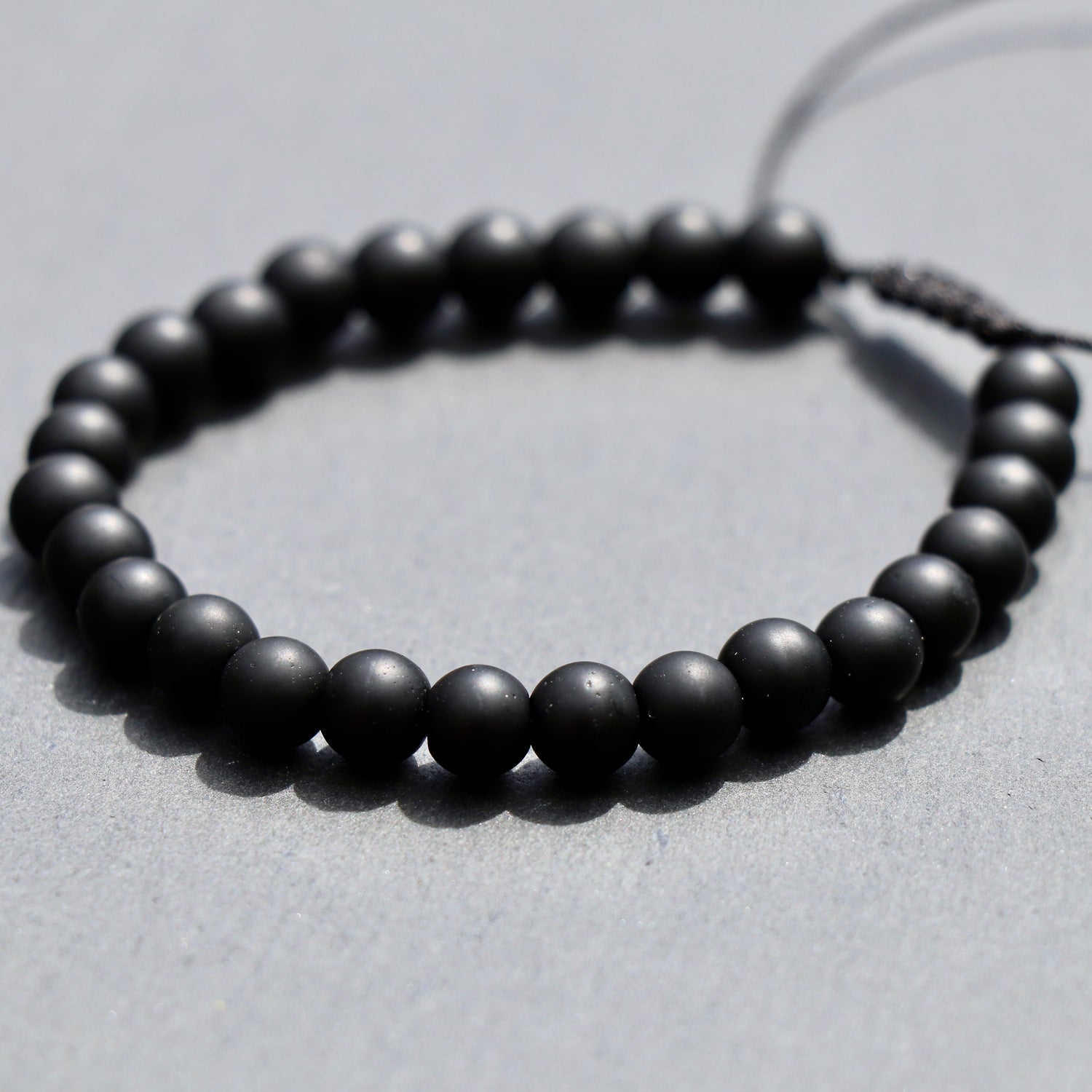 Handgemachtes Onyx-Perlenarmband 6mm schwarz matt mit Schwarzem Makramee-Verschluss