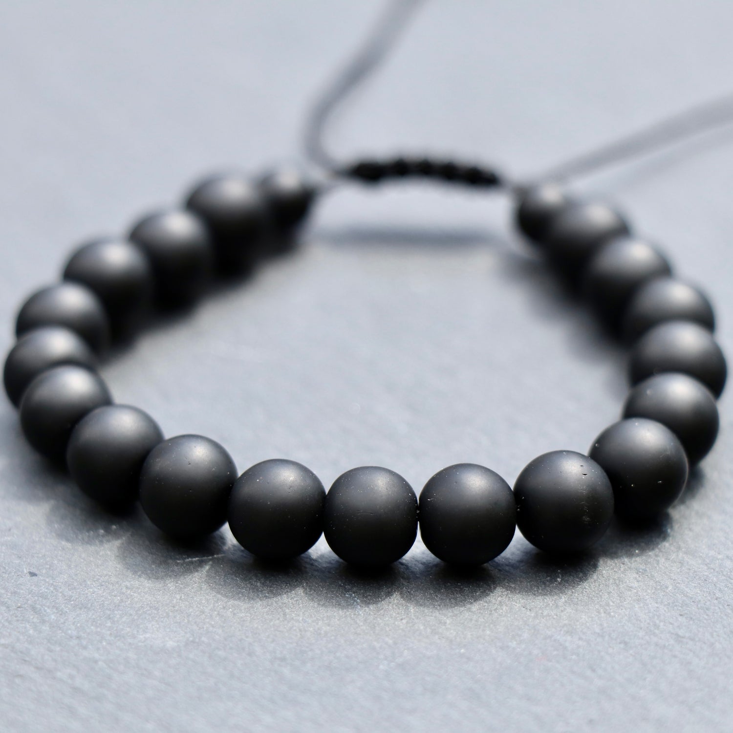 Handgemachtes Onyx-Perlenarmband 8mm schwarz matt mit Schwarzem Makramee-Verschluss