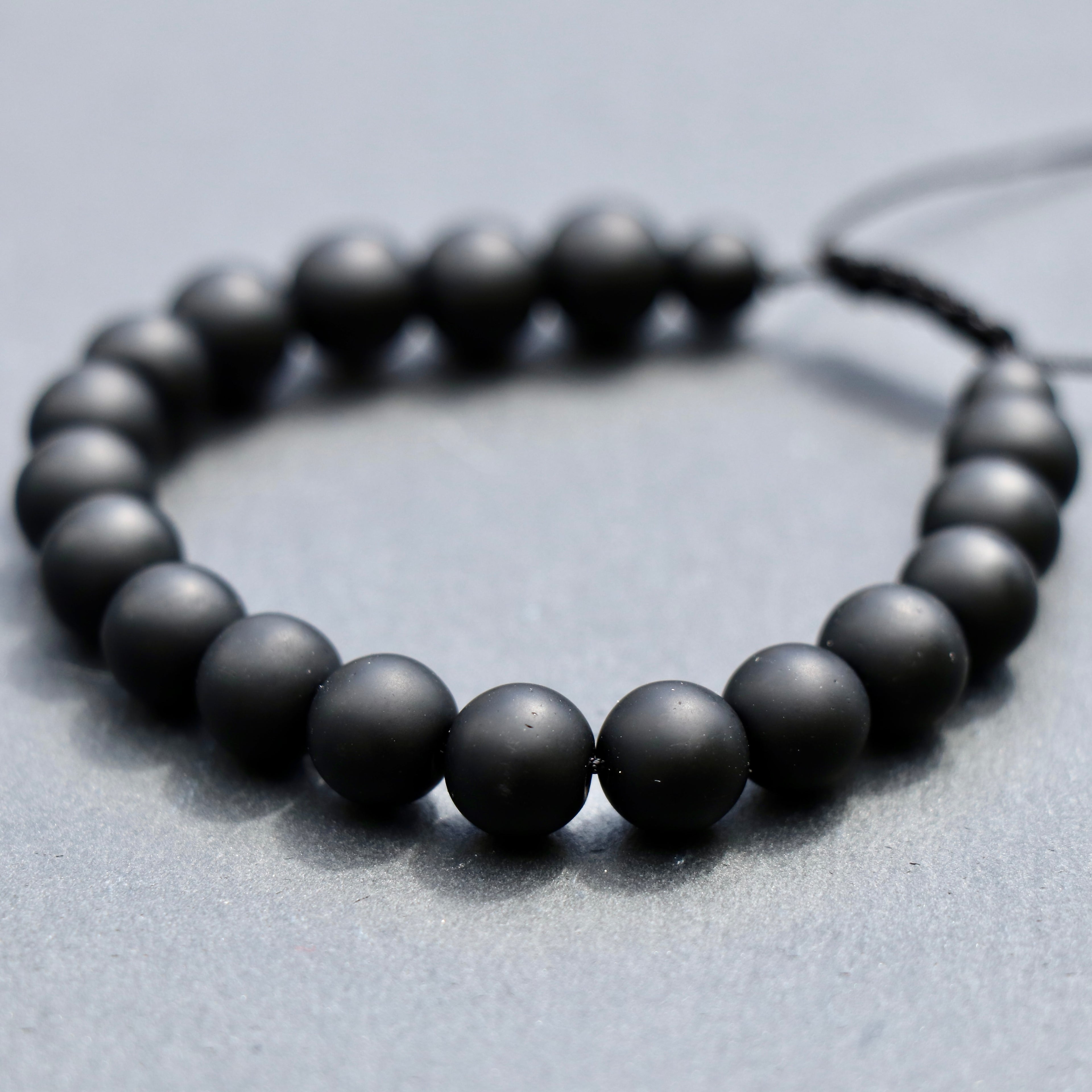 Handgemachtes Onyx-Perlenarmband 8mm schwarz matt mit Schwarzem Makramee-Verschluss