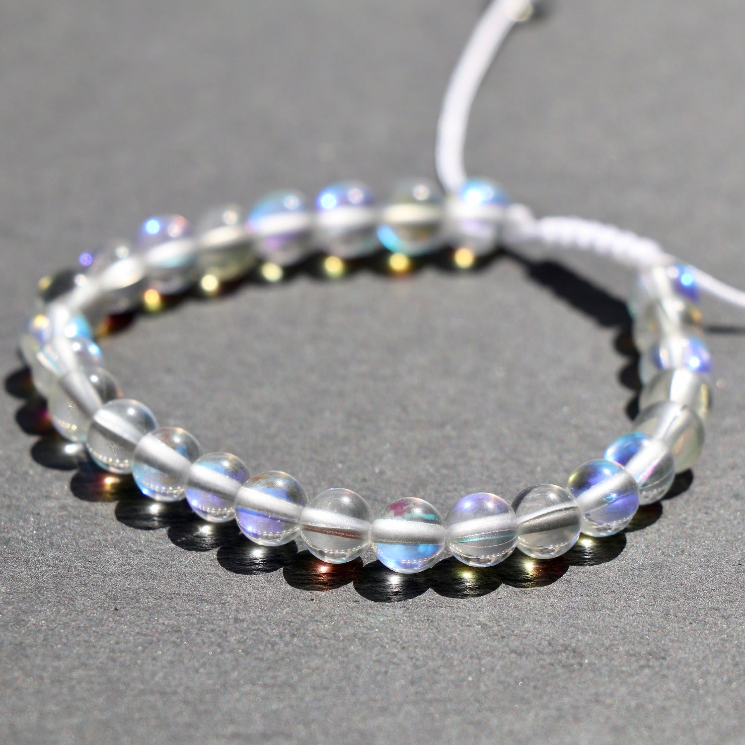 Handgemachtes Aura Quarz Perlenarmband transparent weiß glänzend 6mm mit Weißem Makramee-Verschluss