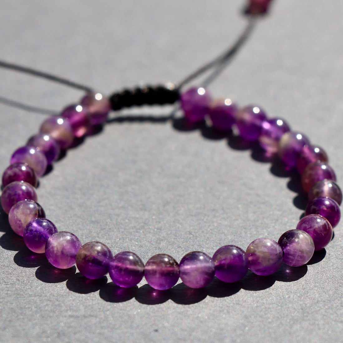 Handgemachtes Amethyst Perlenarmband violett 6mm mit Schwarzem Makramee-Verschluss