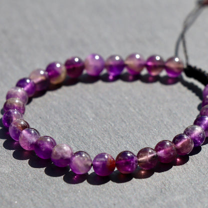 Handgemachtes Amethyst Perlenarmband violett 6mm mit Schwarzem Makramee-Verschluss