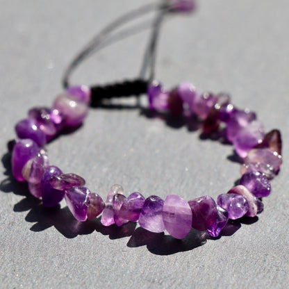 Handgemachtes Amethyst Splitterperlenarmband violett mit Schwarzem Makramee-Verschluss