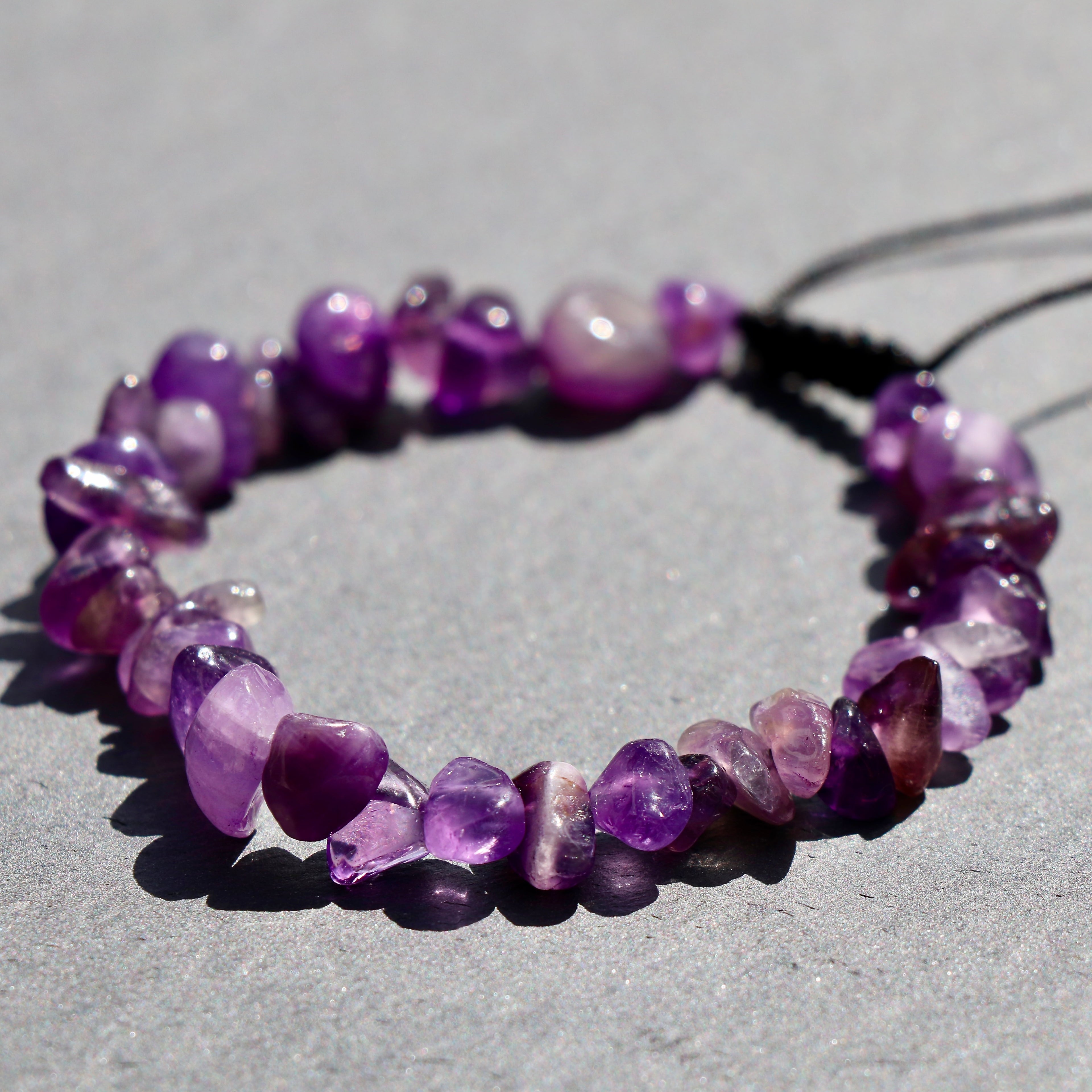 Handgemachtes Amethyst Splitterperlenarmband violett mit Schwarzem Makramee-Verschluss