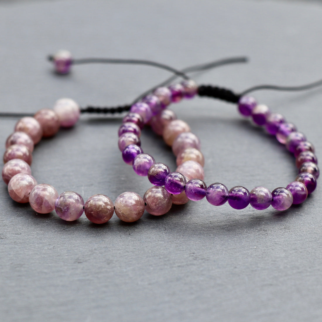 Handgemachte Amethyst Perlenarmbänder violett in 6mm und 8mm mit Schwarzem Makramee-Verschluss